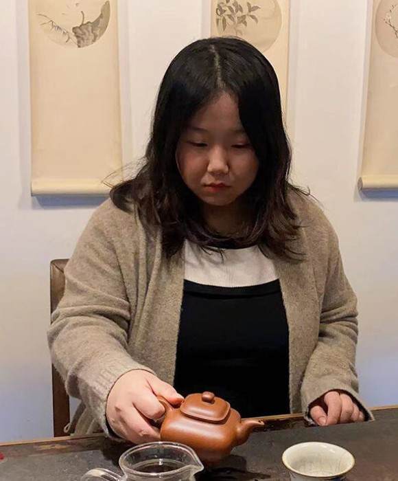 紫砂艺人周琳，助理工艺美术师