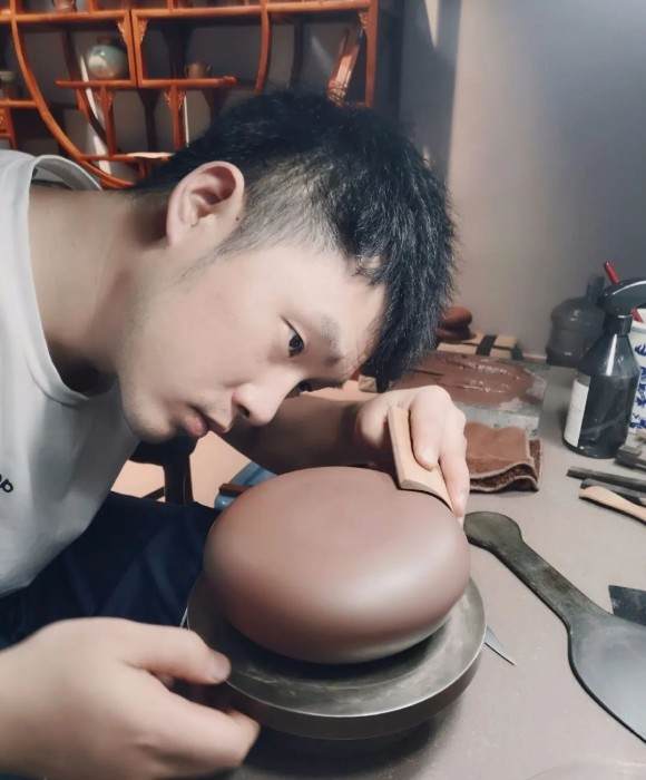 紫砂艺人周立捷，助理工艺美术师