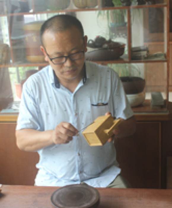 紫砂艺人周维册，高级工艺美术师