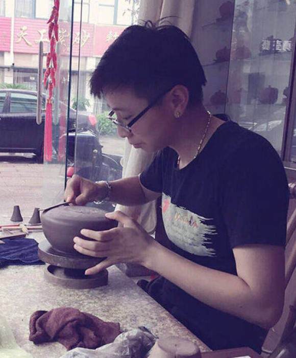 紫砂艺人周群燕，助理工艺美术师
