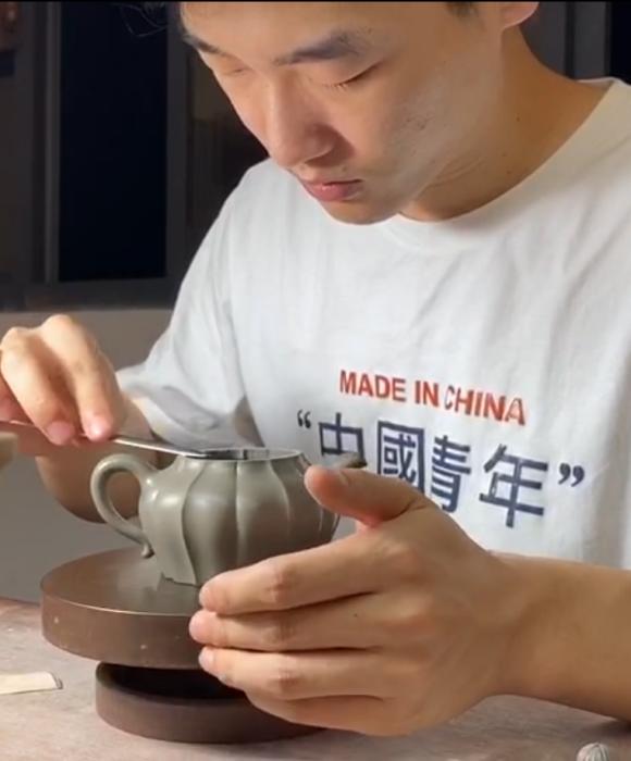 紫砂艺人周聪，助理工艺美术师