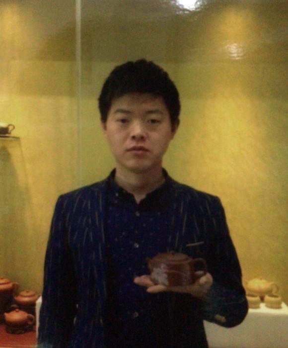 紫砂艺人周腾亮，助理工艺美术师
