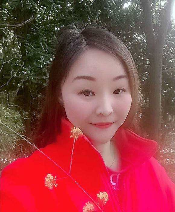 紫砂艺人周英，工艺美术师