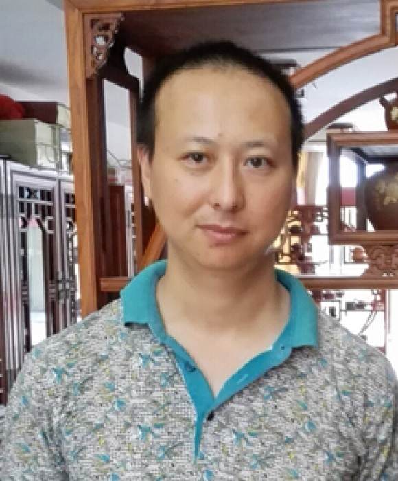 紫砂艺人周荣华，助理工艺美术师
