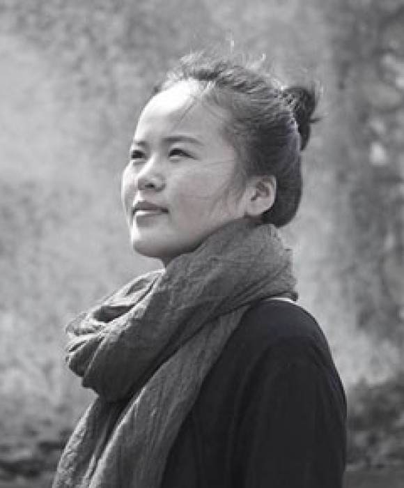 紫砂艺人周莉，高级工艺美术师（乡土人才评审获得）