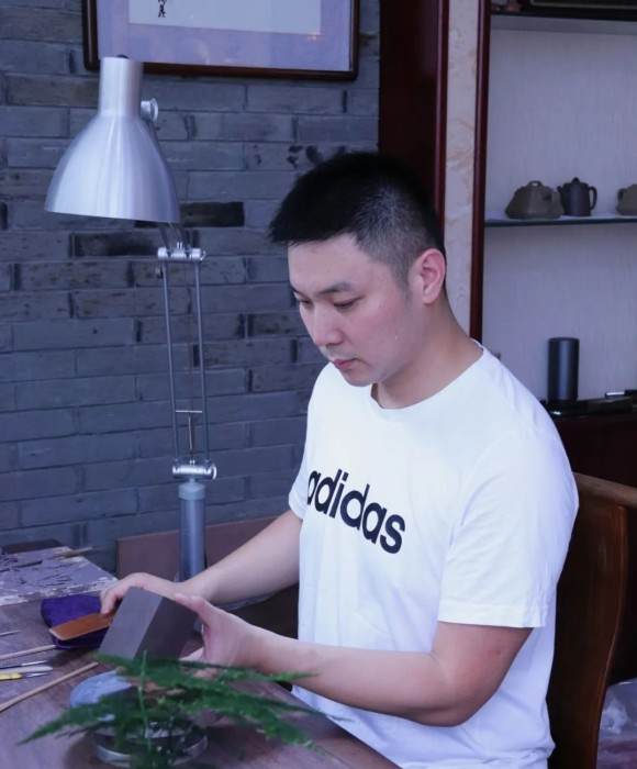 紫砂艺人周超，工艺美术师