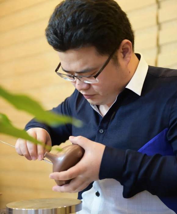 紫砂艺人周辰涛，工艺美术师