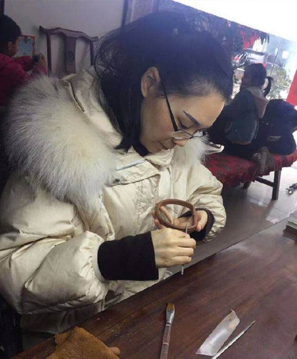 紫砂艺人周逸，工艺美术师