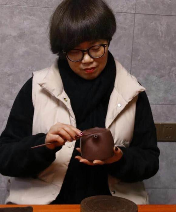 紫砂艺人周锋，助理工艺美术师