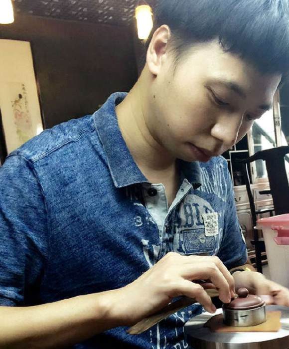 紫砂艺人周阳，助理工艺美术师