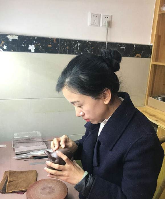 紫砂艺人周雪姣，助理工艺美术师