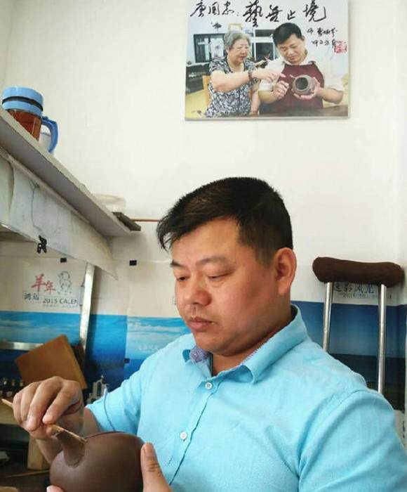 紫砂艺人唐国忠，助理工艺美术师