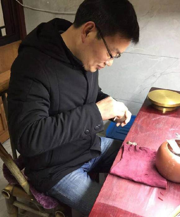 紫砂艺人唐如平，助理工艺美术师