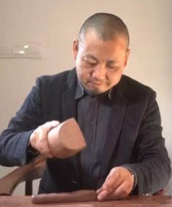 紫砂艺人唐志平，工艺美术师