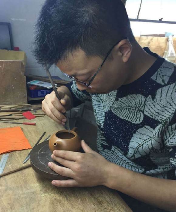 紫砂艺人夏君捷，助理工艺美术师