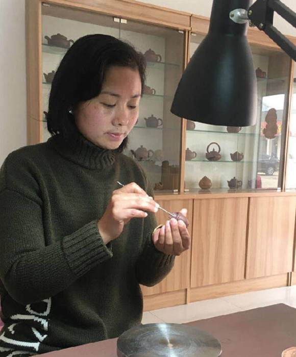 紫砂艺人夏听娣，助理工艺美术师