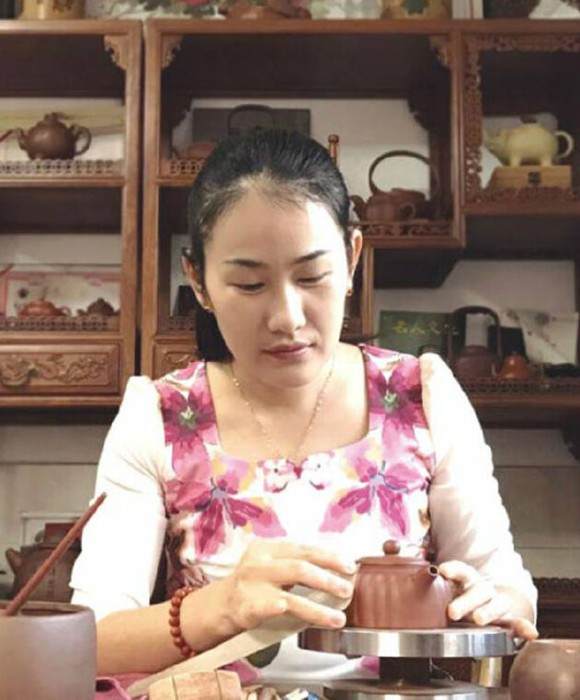 紫砂艺人娄艳芳，工艺美术师