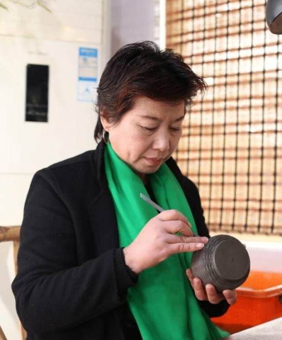 紫砂艺人季杏芬，高级工艺美术师