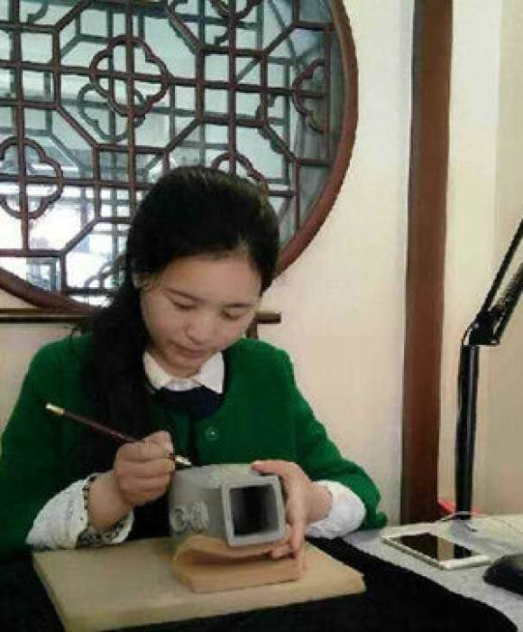 紫砂艺人宁丽娟，正高级工艺美术师