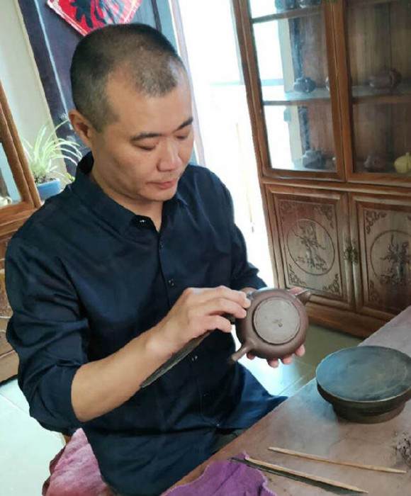 紫砂艺人宋伟萍，助理工艺美术师