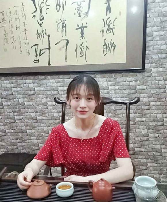 紫砂艺人尹秋霞，工艺美术师