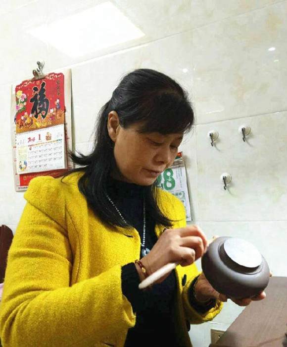 紫砂艺人尹锡英，助理工艺美术师