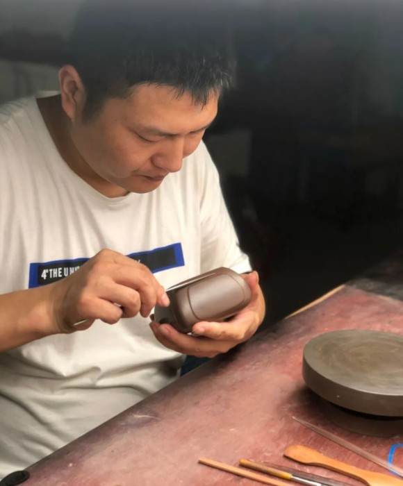 紫砂艺人岳昌国，民间实力派