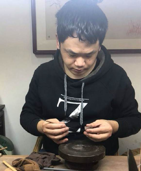 紫砂艺人崔钰健，助理工艺美术师