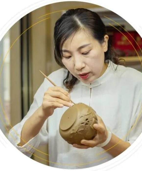 紫砂艺人嵇芳，工艺美术师
