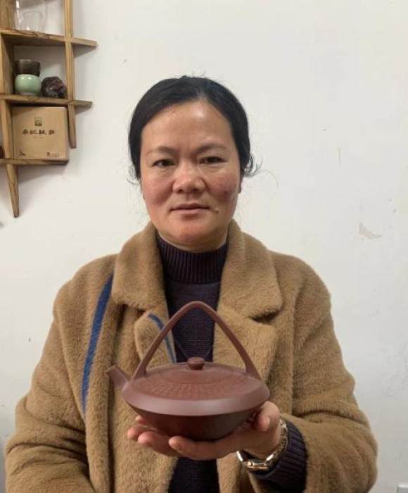 紫砂艺人庄其芳，高级工艺美术师