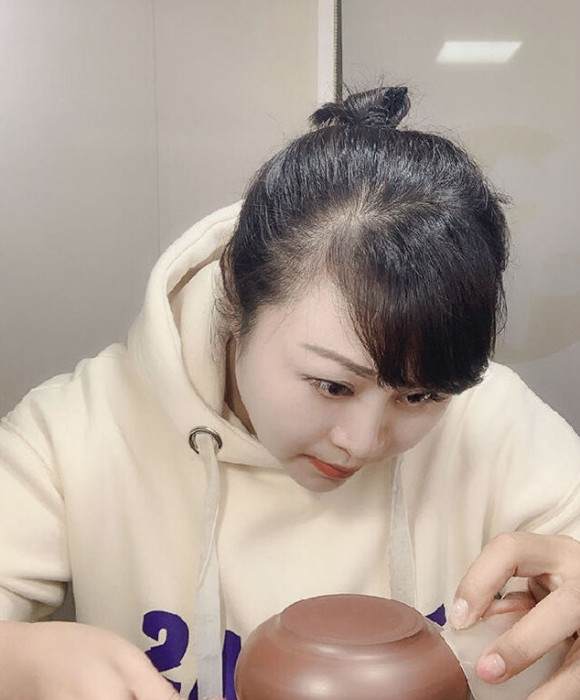 紫砂艺人庄荣芳，助理工艺美术师