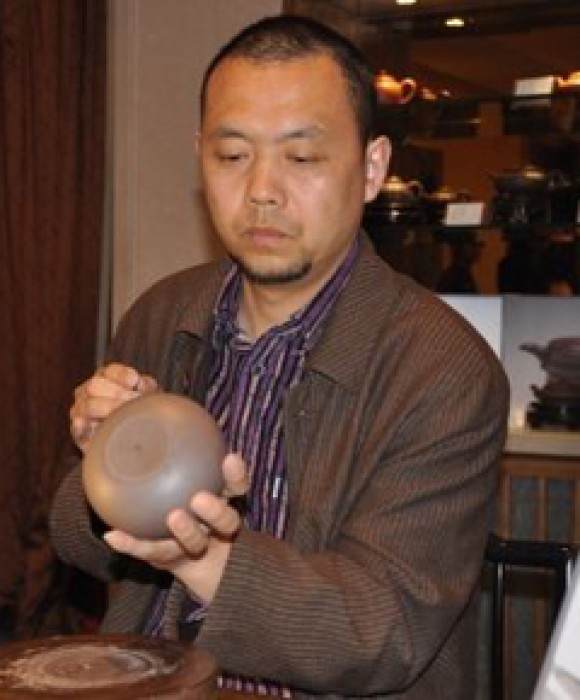 紫砂艺人应书良，正高级工艺美术师