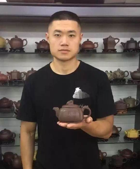 紫砂艺人应卢风，工艺美术师