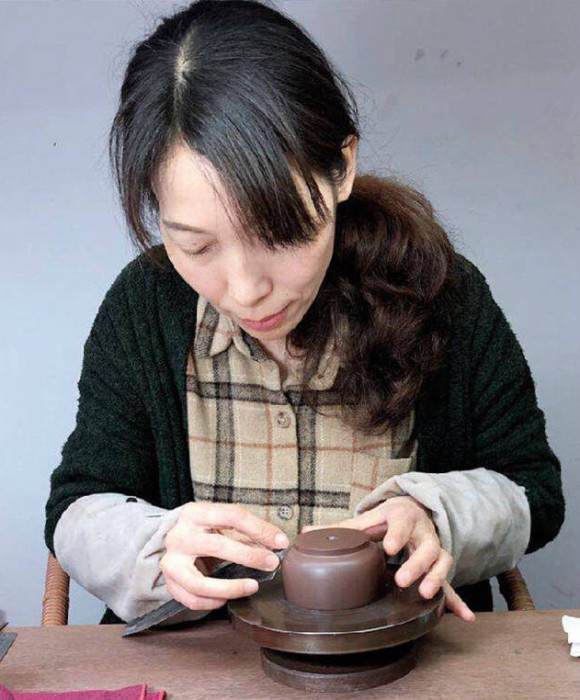 紫砂艺人应卫琴，工艺美术师
