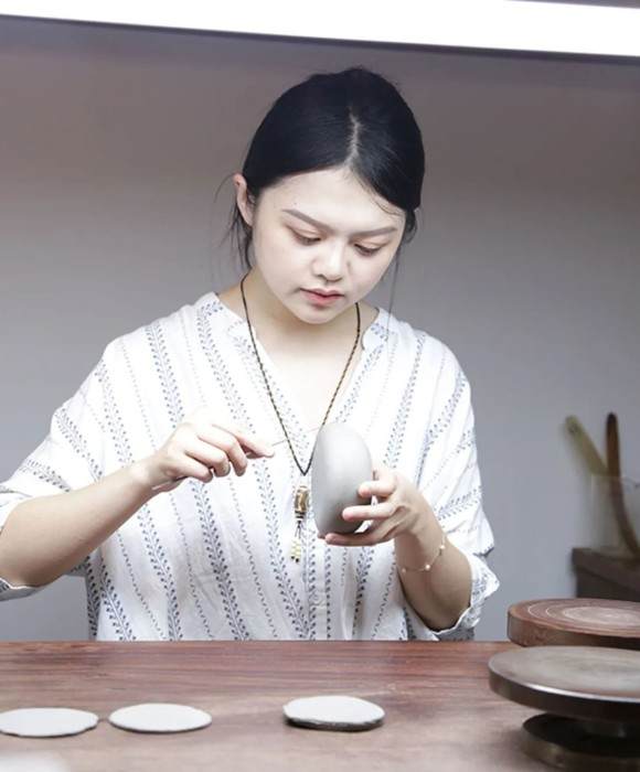 紫砂艺人应嘉仪，工艺美术师