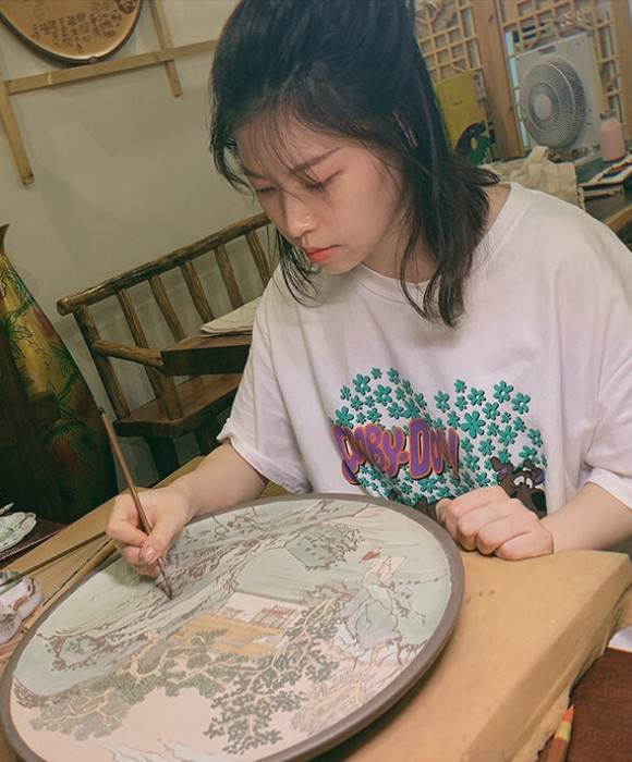 紫砂艺人应宜珈，助理工艺美术师