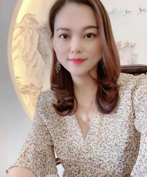 紫砂艺人应敏亚，工艺美术员
