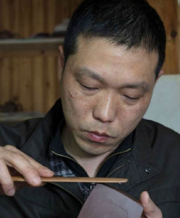 紫砂艺人应旭中，助理工艺美术师