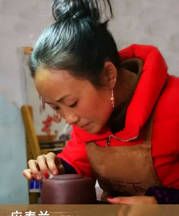紫砂艺人应春兰，工艺美术师