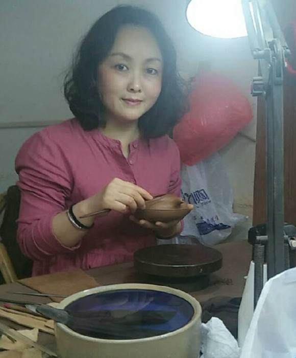 紫砂艺人应春芳，助理工艺美术师