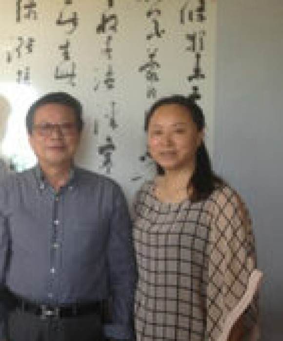 紫砂艺人应梅红，高级工艺美术师