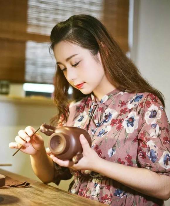 紫砂艺人弓珏，助理工艺美术师