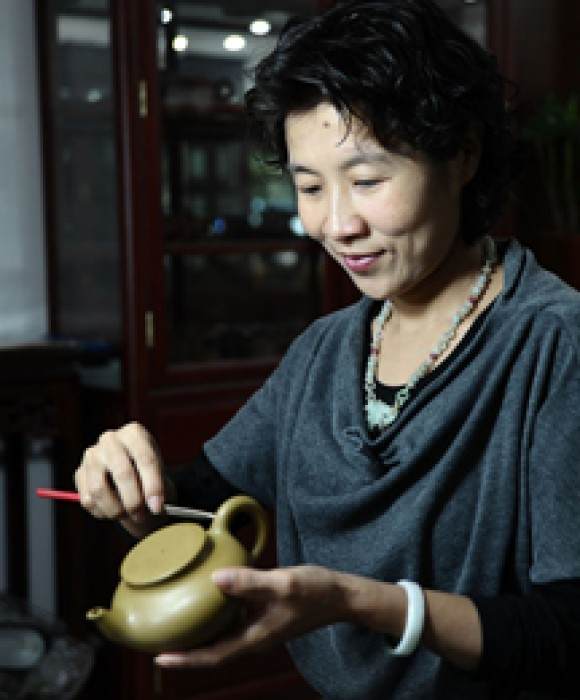 紫砂艺人张丽妹，高级工艺美术师