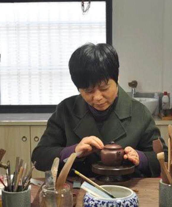紫砂艺人张云，助理工艺美术师