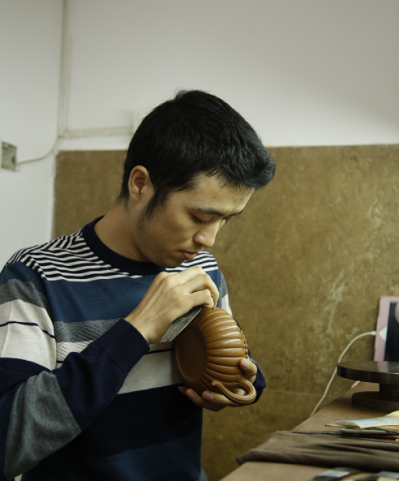 紫砂艺人张伟，高级工艺美术师