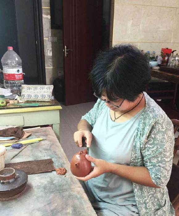 紫砂艺人张建英，工艺美术师