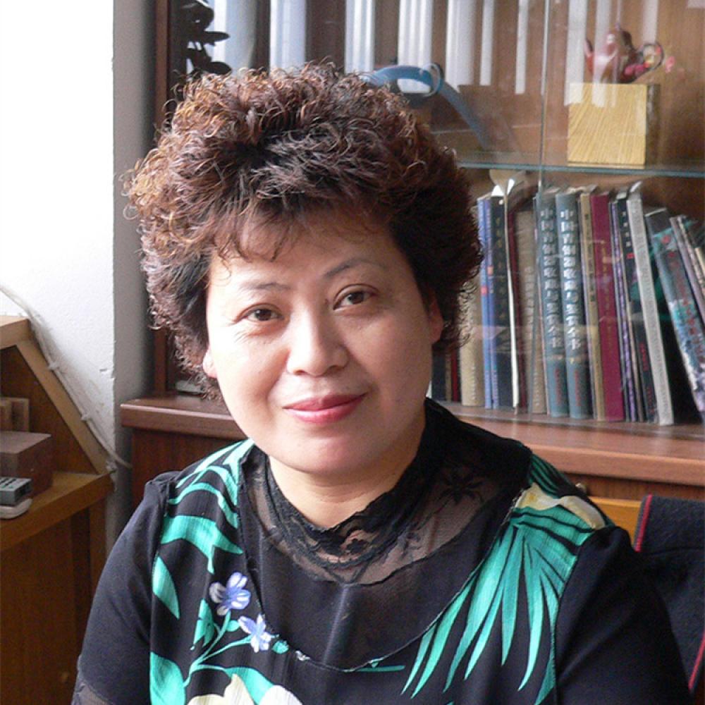 紫砂艺人张彩英，正高级工艺美术师（乡土人才评审获得）