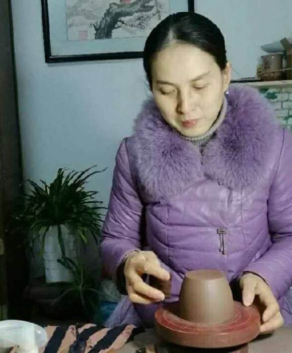 紫砂艺人张燕红，助理工艺美术师