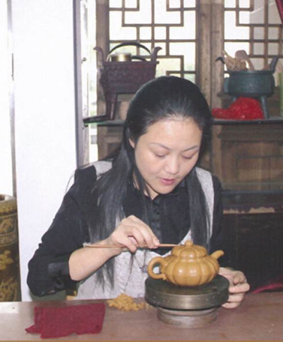 紫砂艺人张红，助理工艺美术师