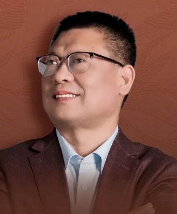 紫砂艺人张荣法，高级工艺美术师（乡土人才评审获得）